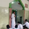 Gubernur Jabar Dedi Mulyadi saat memberikan sambutan di hadapan jemaah shalat Id di Mesjid Alhikmah, Kelurahan