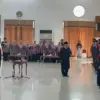 Bupati Ciamis Herdiat Sunarya saat melantik ratusan ASN di Gedung KH Irfan Hielmy, Komplek Islamic Center, Cia
