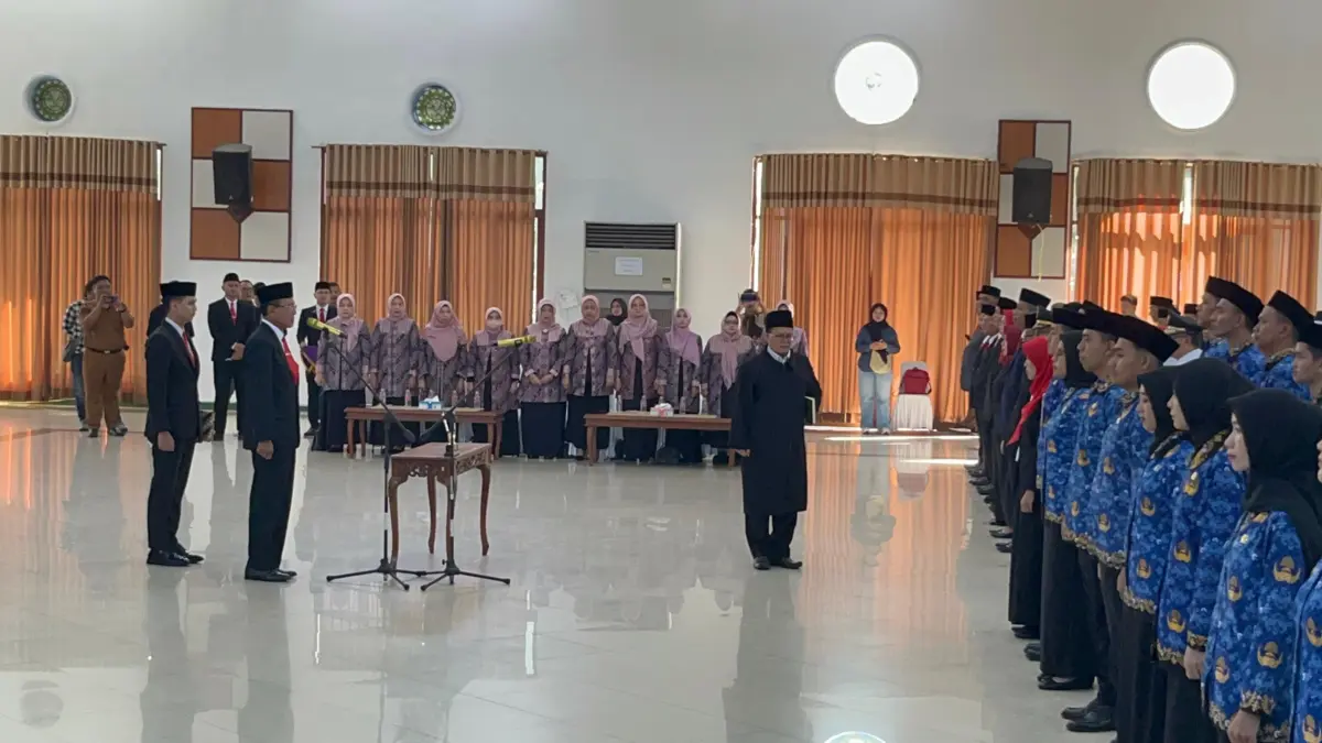 Bupati Ciamis Herdiat Sunarya saat melantik ratusan ASN di Gedung KH Irfan Hielmy, Komplek Islamic Center, Cia