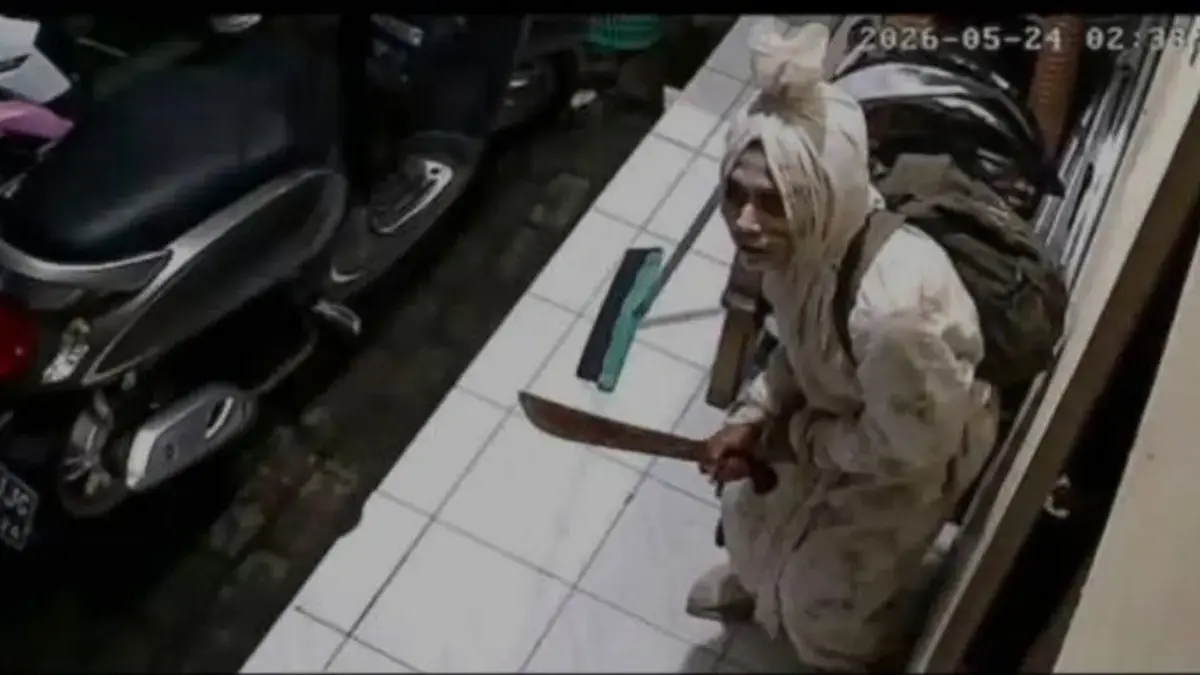 Sempat Bikin Panik Warga, Video Pocong di Bandung Barat Ternyata Buatan AI Pocong dengan senjata tajam menebar teror di Kecamatan Ngamprah dan Padalarang, Bandung Barat. Dok istimewa