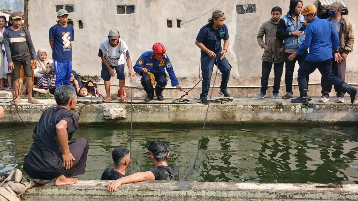 Petugas Damkar Cimahi dan Warga saat Melakukan Evakuasi pada Jenazah Bocah 5 Tahun yang Tenggelam disebuah Kol