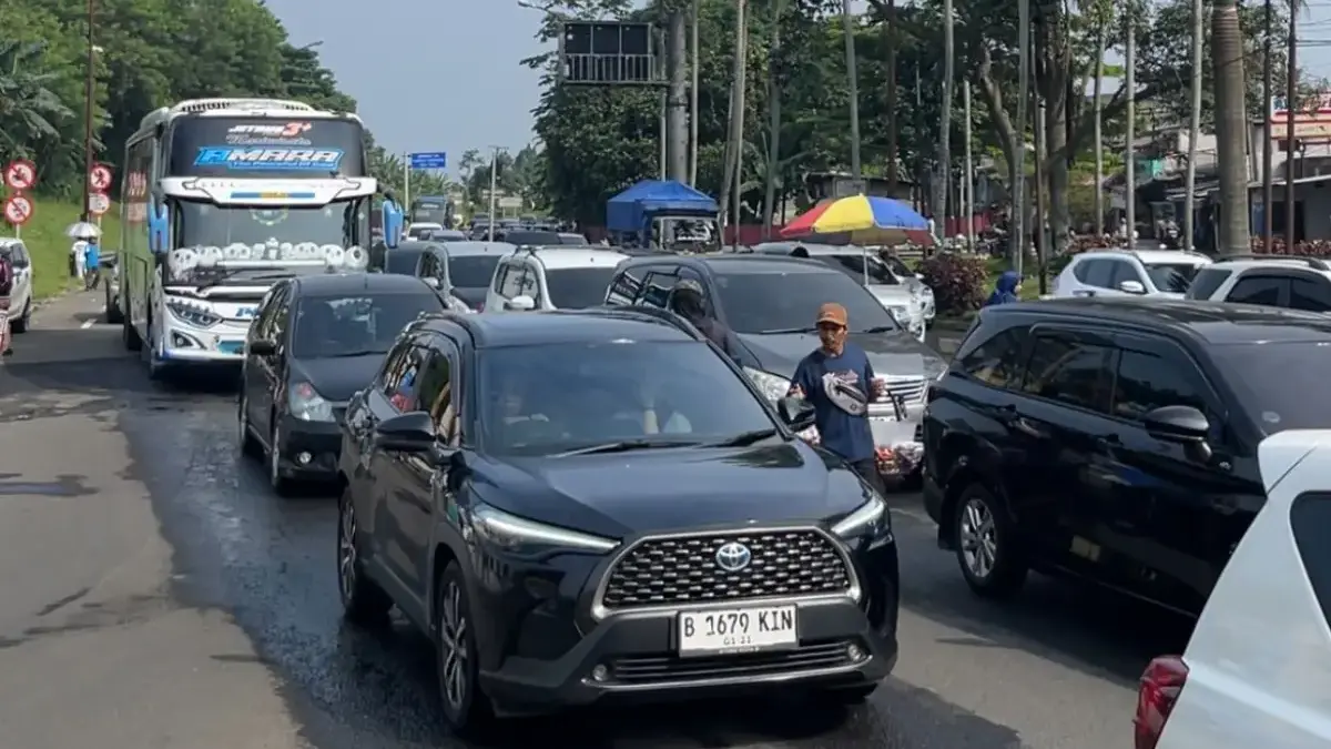 319 Ribu Kendaraan Padati Jalur Puncak Bogor Selama Libur Panjang Isa Almasih Sebanyak 319.944 ribu kendaraan tercatat melintasi Jalur wisata Puncak, Kabupaten Bogor, selama libur panjang