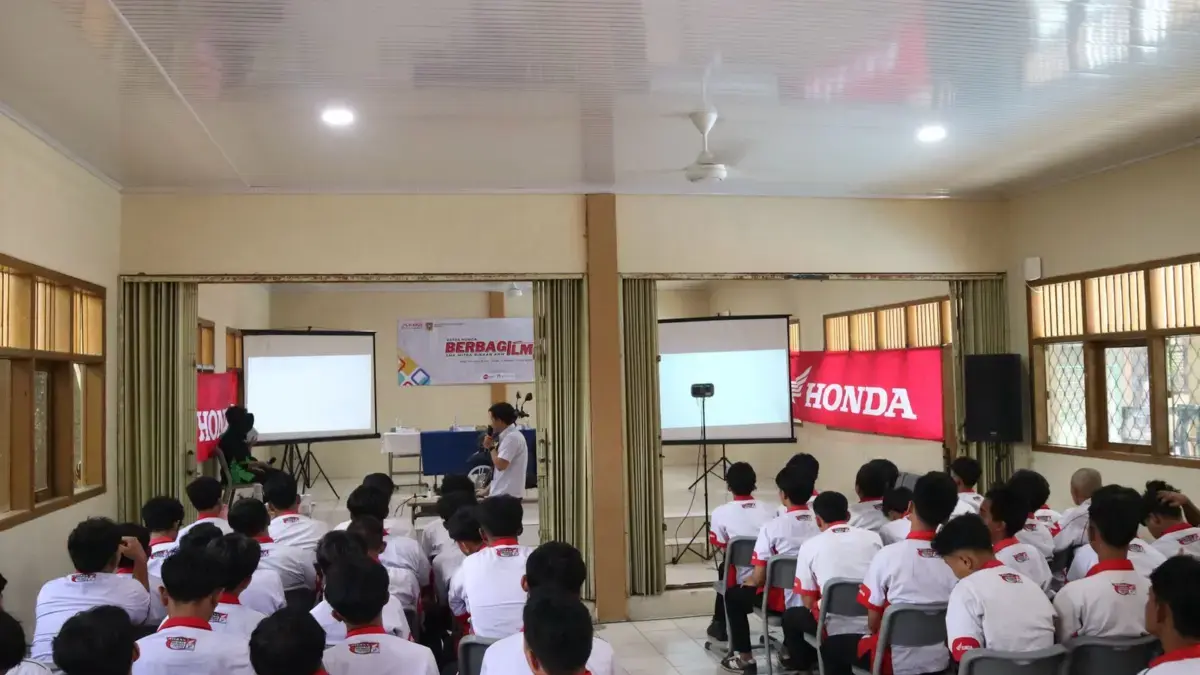 Astra Honda Berbagi Ilmu Dorong Peningkatan Kompetensi Siswa SMK Teratai Putih Global 4 Bekasi kEGIATAN Astra Honda Berbagi Ilmu yang diselenggarakan di SMK Teratai Putih Global 4 Bekasi