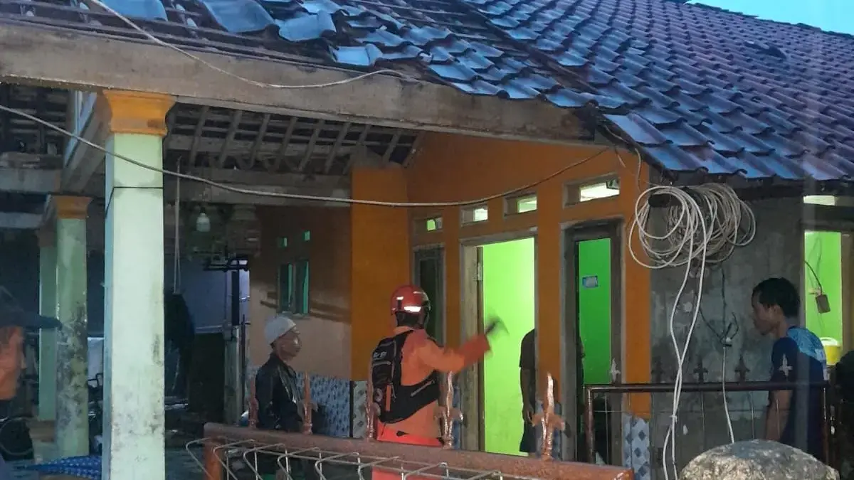 Hujan deras disertai angin kencang menerjang wilayah Tamansari, Kecamatan Rumpin, Kabupaten Bogor, pada Minggu