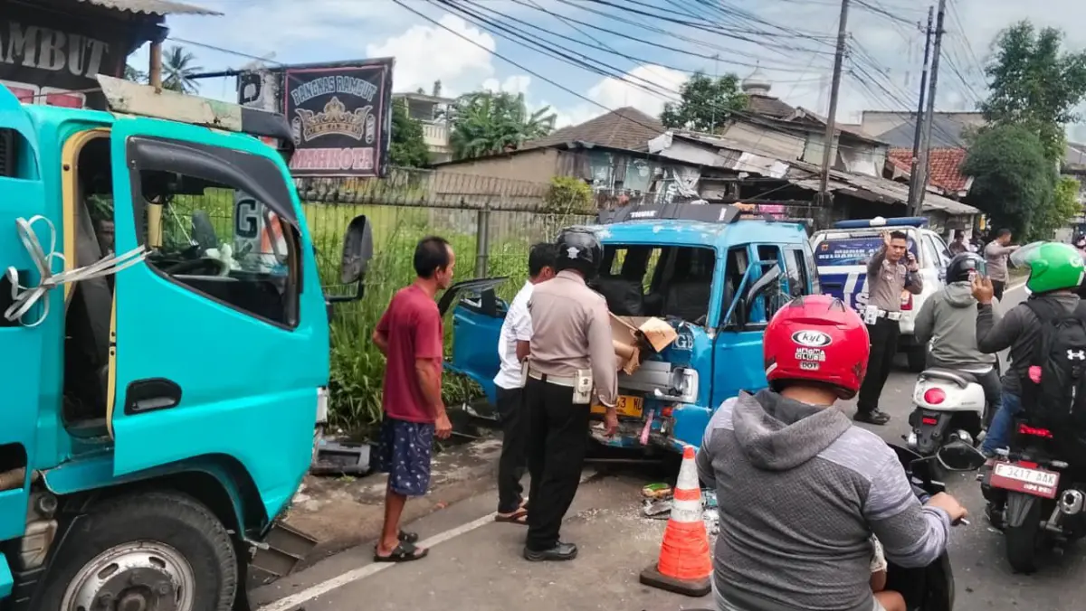 Angkot Adu Banteng dengan Truk Tangki Air di Cibungbulang Bogor, 3 Orang Luka Tabrakan adu banteng antara angkot dan truk tangki air terjadi di Jalan Raya Cibungbulang, Desa Cemplang, Cibu