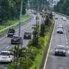 Sejumlah kendaraan melintas di Jalan Tol Pasteur saat libur kenaikan Yesus Kristus di Bandung, Sabtu (16/5). F