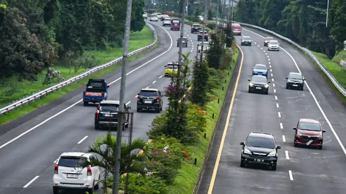 Long Weekend Kenaikan Yesus Kristus, 33 Ribu Kendaraan Masuk Bandung Lewat GT Pasteur Sejumlah kendaraan melintas di Jalan Tol Pasteur saat libur kenaikan Yesus Kristus di Bandung, Sabtu (16/5). F