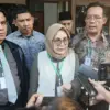 Dok. Kuasa hukum terdakwa, Ade Kuswara Kunang dan ayahnya HM Kunang, Yuniar (tengah) usai persidangan di PN Ba