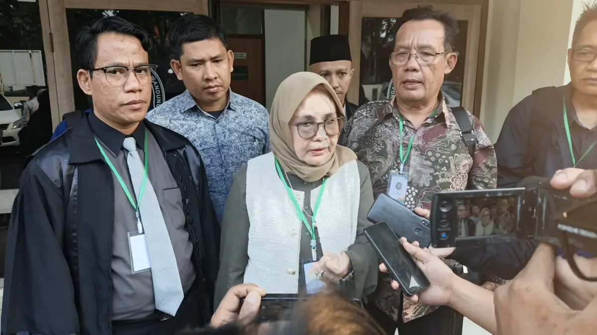 Kuasa Hukum Terdakwa Tanggapi Kasus Dugaan Korupsi Proyek Ijon Terlalu Dipaksakan Dok. Kuasa hukum terdakwa, Ade Kuswara Kunang dan ayahnya HM Kunang, Yuniar (tengah) usai persidangan di PN Ba