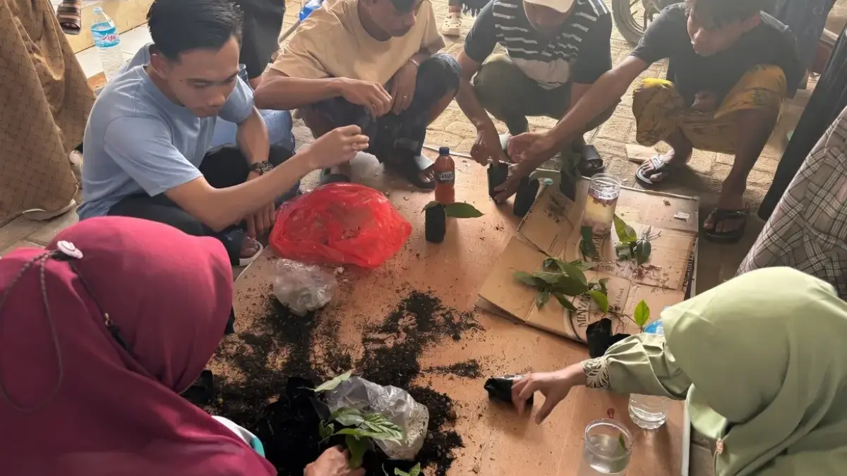 Pengabdian Masyarakat: SITH ITB Latih Warga Bangkes Kembangkan Cabai Jamu SITH ITB