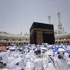 Arsip foto - Jamaah calon haji bersiap melaksanakan Shalat Jumat di Masjidil Haram, Makkah, Arab Saudi, Jumat
