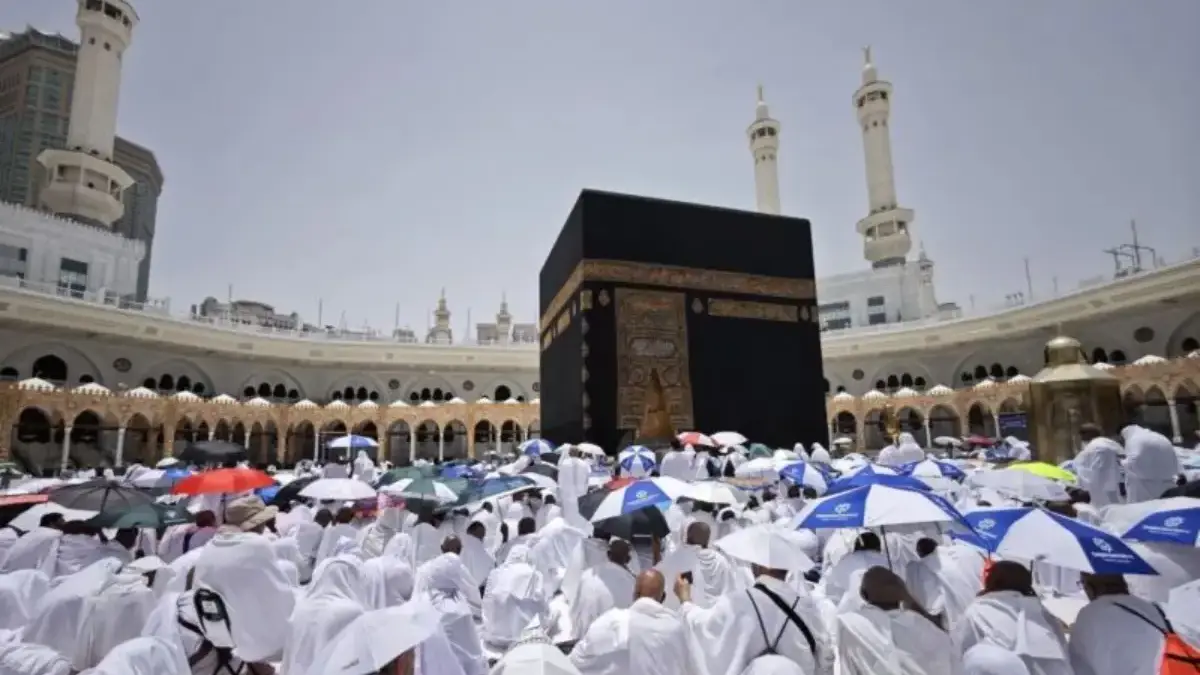 Arsip foto - Jamaah calon haji bersiap melaksanakan Shalat Jumat di Masjidil Haram, Makkah, Arab Saudi, Jumat