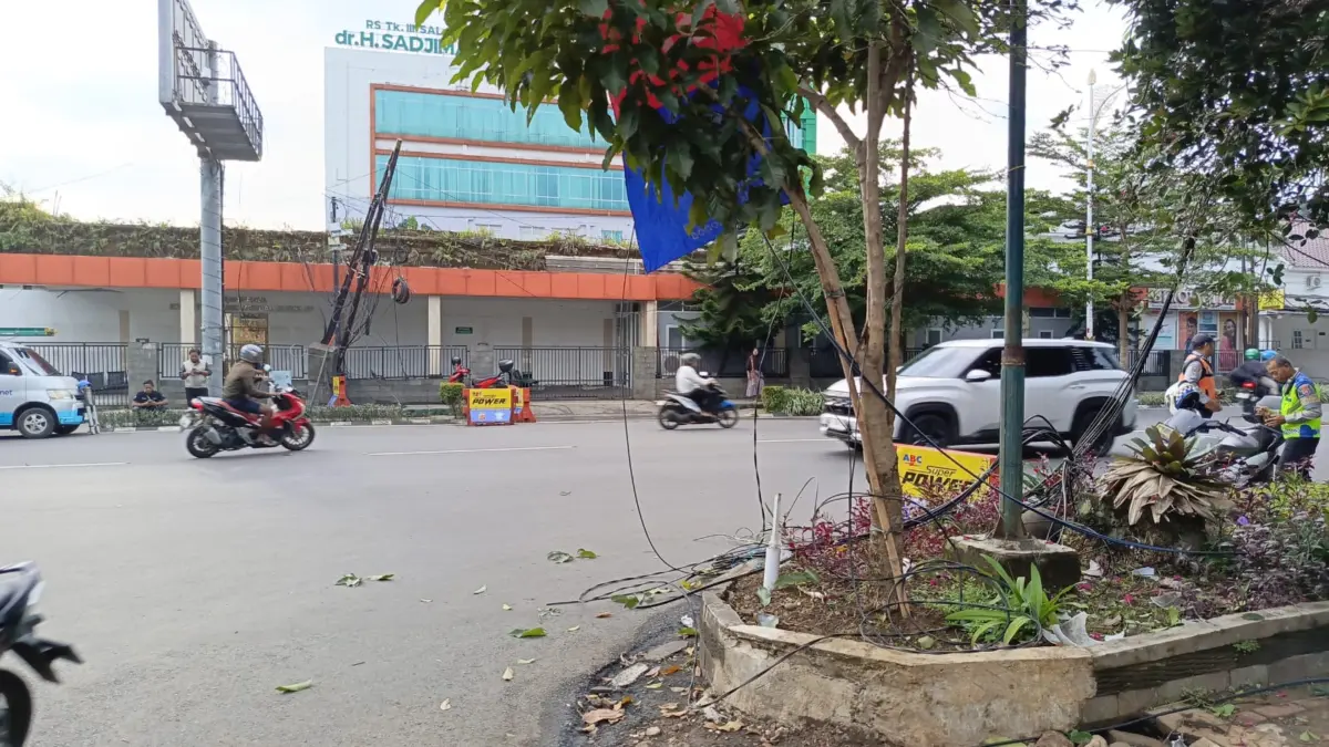 2 Pengendara Jatuh Akibat Kabel Menjuntai di Jalan Juanda Bogor, PLN Tegaskan Bukan Asetnya 2 Pengendara Jatuh Akibat Kabel Menjuntai di Jalan Juanda Bogor, PLN Tegaskan Bukan Asetnya