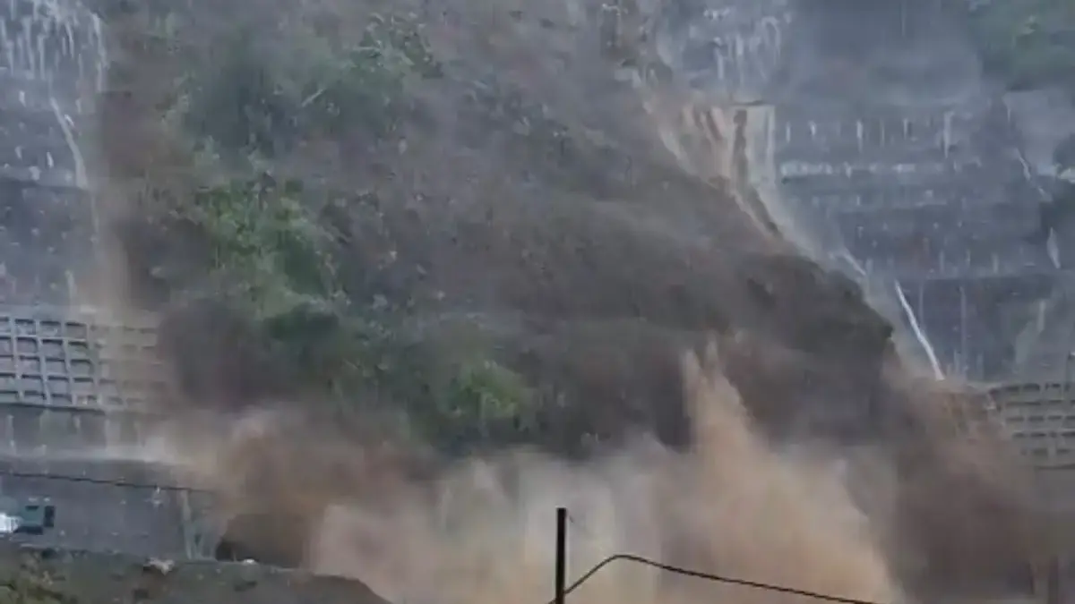 Tebing PLTA Upper Cisokan Ambruk, Material Longsor Sapu Area Proyek