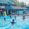 Foto : Dok / Hendi Caption : Hannan dan puluhan anak-anak tampak asyik bermain air di Gogoroma Swimming Pool