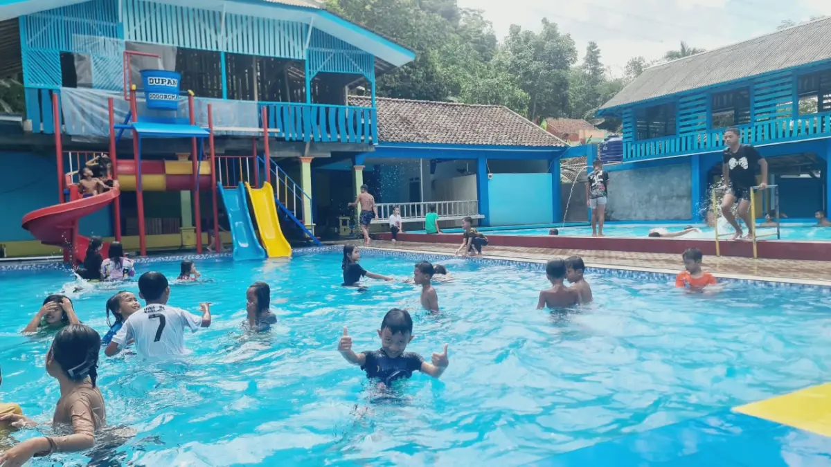 Foto : Dok / Hendi Caption : Hannan dan puluhan anak-anak tampak asyik bermain air di Gogoroma Swimming Pool