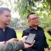 Ketua KPID Jawa Barat Adiyana Slamet (kanan) dan Anggota Komisi I DPRD Jawa Barat Tobias Ginanjar (kiri) di KB