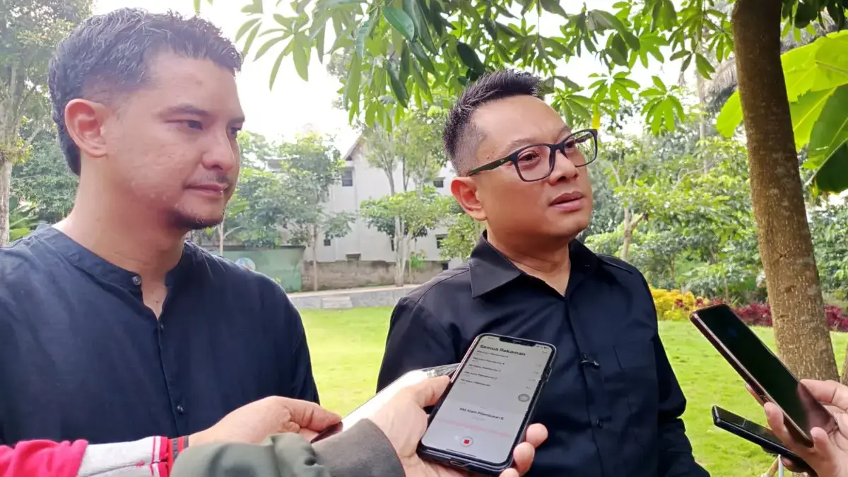 Ketua KPID Jawa Barat Adiyana Slamet (kanan) dan Anggota Komisi I DPRD Jawa Barat Tobias Ginanjar (kiri) di KB