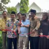 Ketua Koperasi Kujang Salapan Ngahiji, Miko Napitupulu (tengah), bersama Kepala Bidang Pemberdayaan Koperasi D