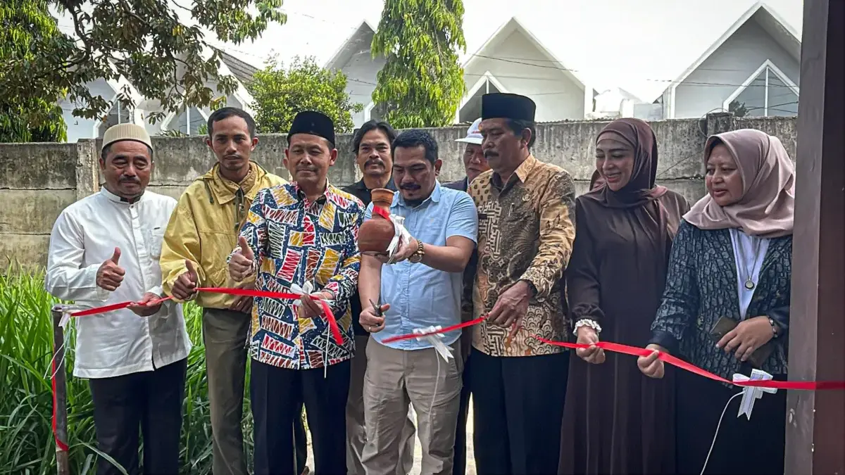 Ketua Koperasi Kujang Salapan Ngahiji, Miko Napitupulu (tengah), bersama Kepala Bidang Pemberdayaan Koperasi D