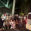 Ratusan Warga Rela Desak-desakan Demi Bertemu KDM pada Kirab Budaya Mahkota