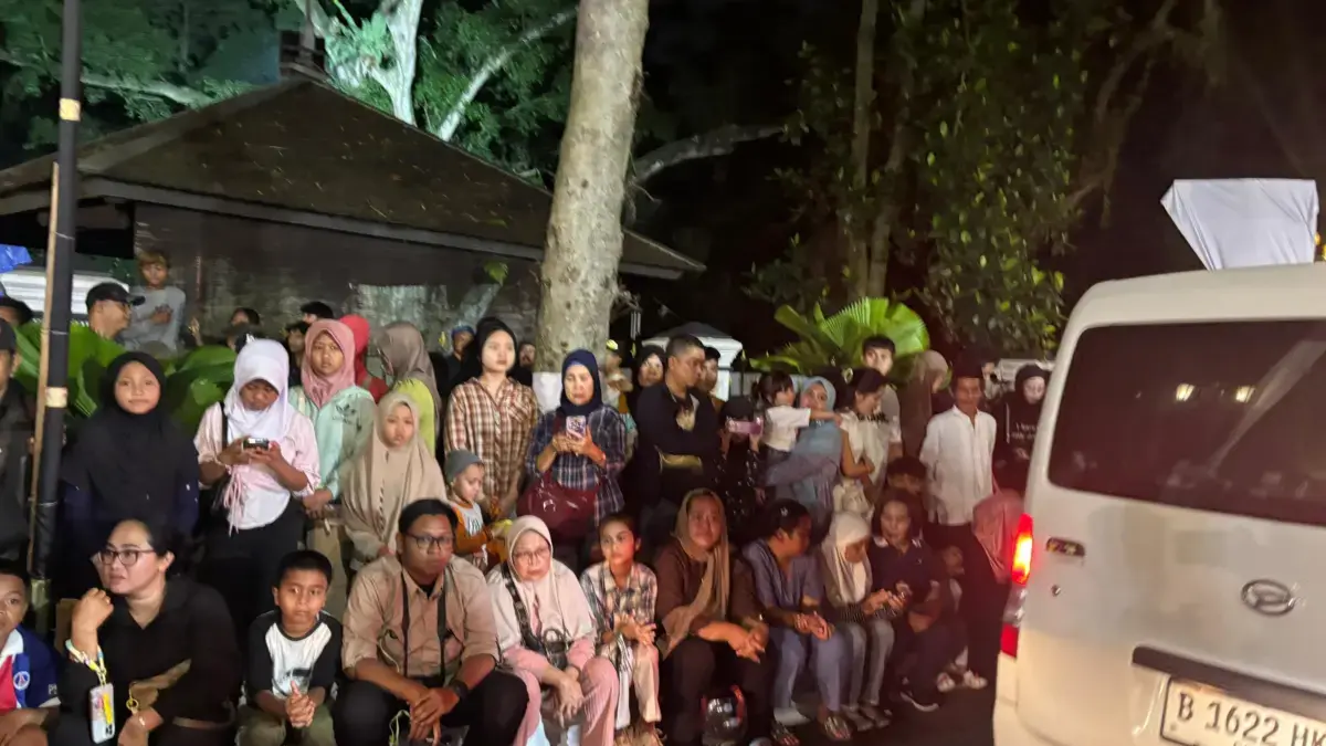 Ratusan Warga Rela Desak-desakan Demi Bertemu KDM pada Kirab Budaya Mahkota