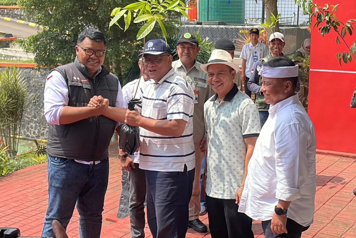 May Day 2026 di Kabupaten Bandung, Menteri LH dan 90 Ribu Buruh Gaungkan Gerakan Tanam Pohon – jabarekspres.com