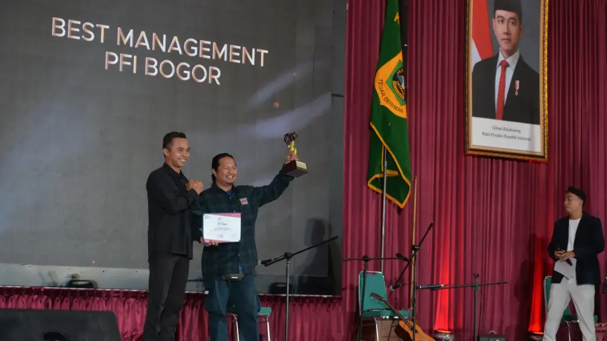 PFI Bogor Raih Best Management Award di Ajang APFI 2026 Pewarta Foto Indonesia (PFI) Bogor berhasil meraih penghargaan bergengsi dalam ajang Anugerah Pewarta Foto Ind