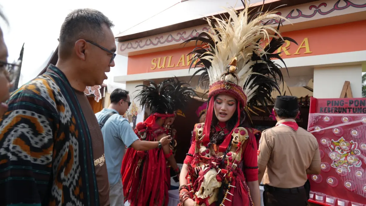 Ribuan warga memadati Stadion Pakansari saat Festival Budaya Nusantara membuka rangkaian peringatan Hari Jadi