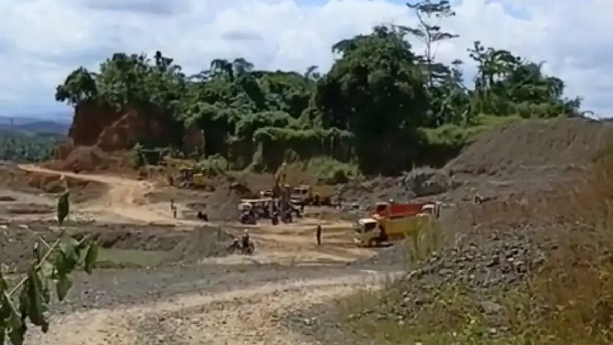 Sejumlah kembdaraan masih nampak beraktifitas di lokasi galian C di Gunung Gembok Kota Banjar baru-baru ini
