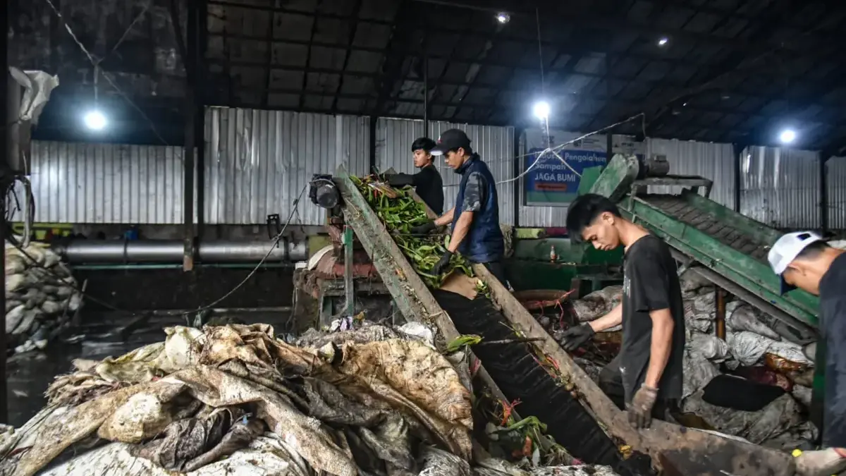 Pekerja mengolah sampah dari pasar di Pasar Induk Caringin, Kota Bandung, Minggu (10/5). Foto: Dimas Rachmatsy