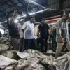 Menteri Lingkungan Hidup/Kepala Badan Pengendalian Lingkungan Hidup Jumhur Hidayat meninjau pengolahan sampah