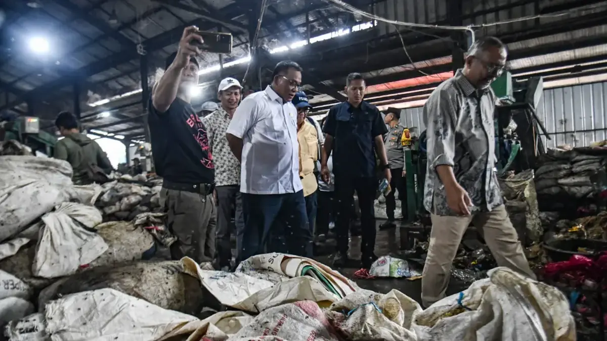 Menteri Lingkungan Hidup/Kepala Badan Pengendalian Lingkungan Hidup Jumhur Hidayat meninjau pengolahan sampah