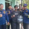 Kobra Jawa 1,2 Meter Masuk Celah Rumah Warga Cicalengka, Damkar Kabupaten Bandung Bobok Tembok untuk Evakuasi