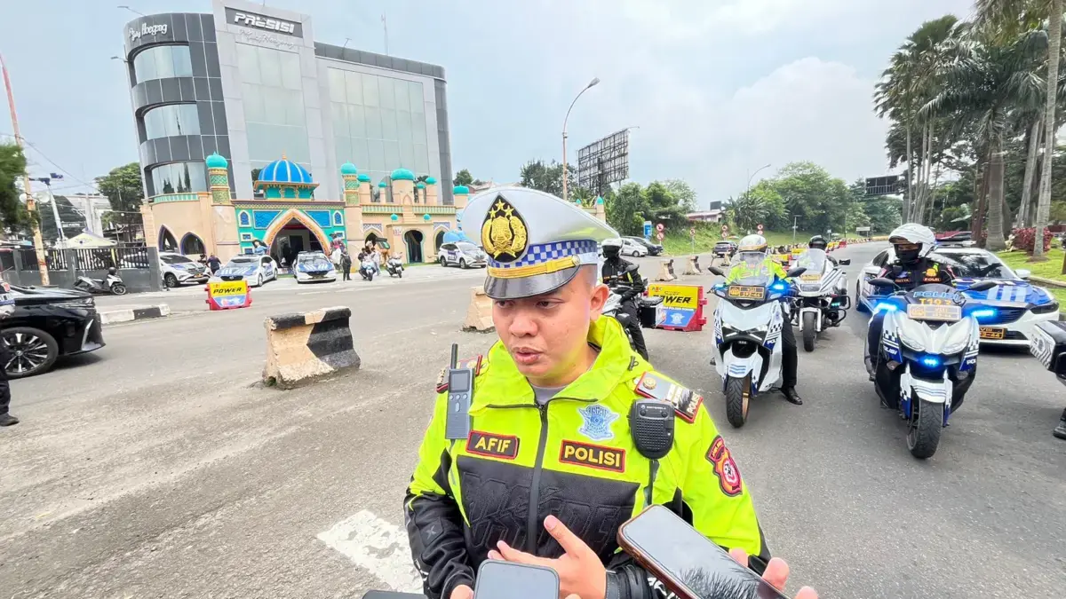 Kawasan Puncak Bogor Dipadati 21 Ribu Kendaraan, Polisi Berlakukan One Way Arah Jakarta Kawasan Puncak Bogor Dipadati 21 Ribu Kendaraan, Polisi Berlakukan One Way Arah Jakarta