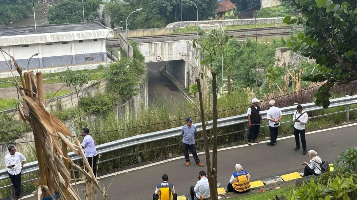 Underpass yang juga terhubung dengan kawasan jalur motor yang saat ini ditutup karena retakan akibat longsor b