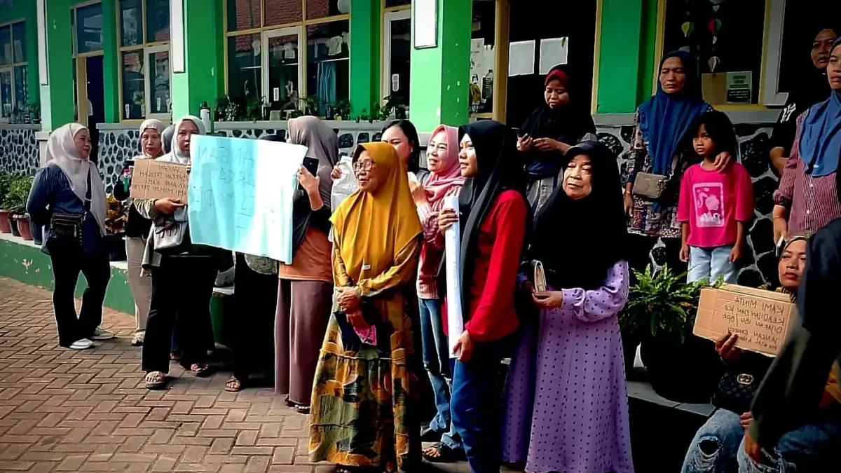 Sejumlah Wali murid menolak rencana alih fungsi SDN Baros Mandiri 7 Cimahi menjadi gedung SMPN 6 karena dinila