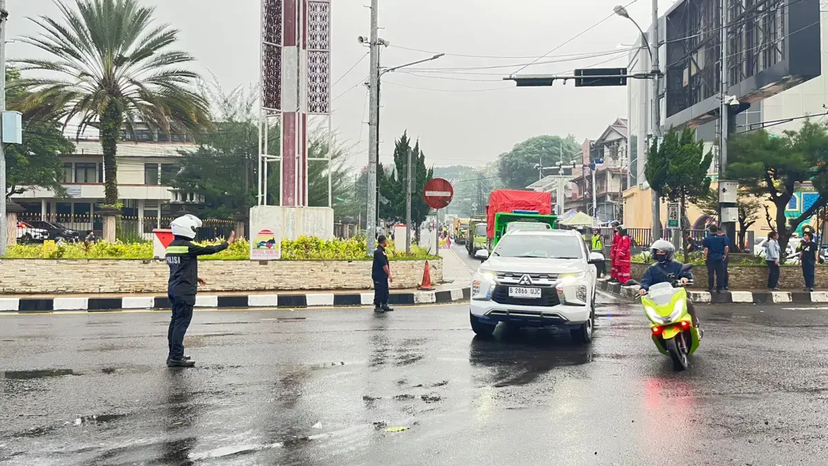 51 Ribu Kendaraan Lintasi Jalur Puncak Bogor hingga Sore, Arus Kini Normal Dua Arah. FOTO: Dzihar/Jabar Ekspre