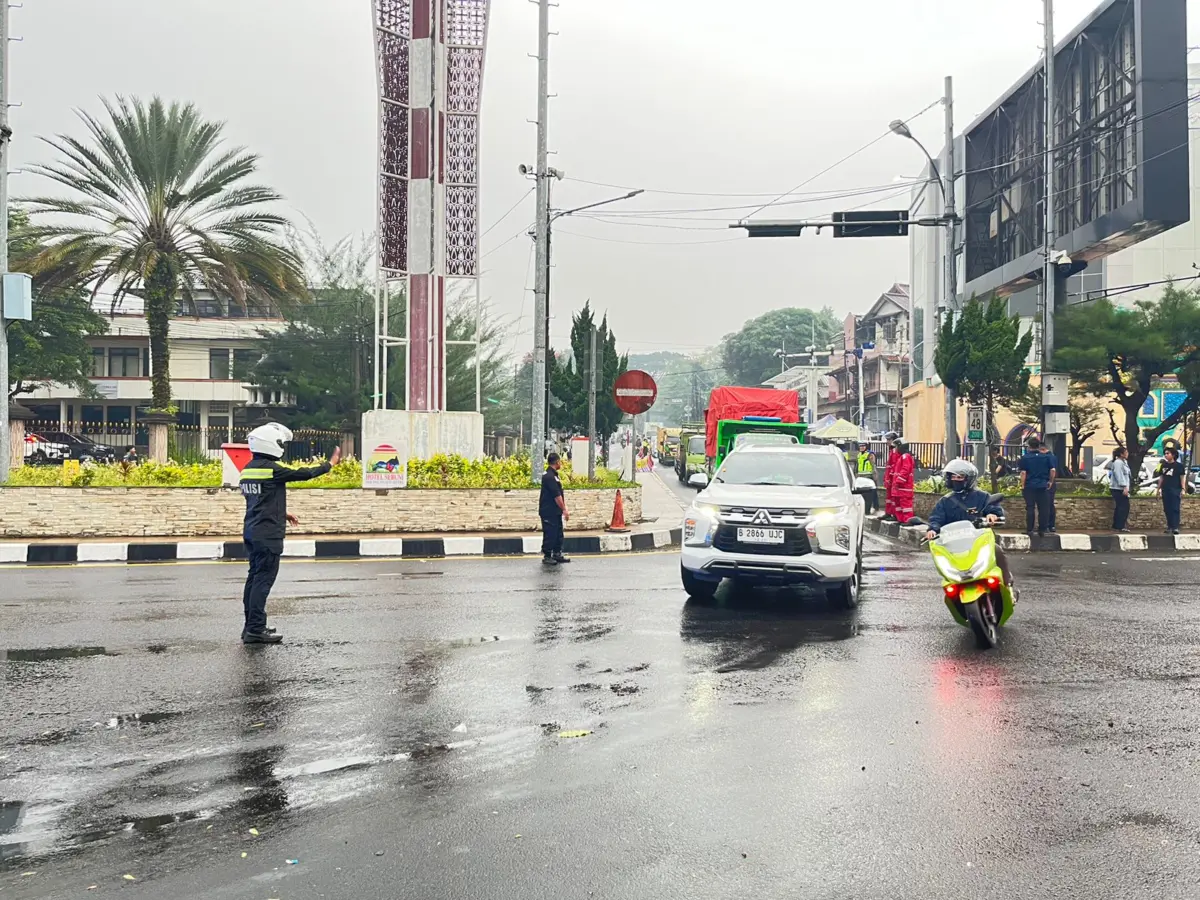 51 Ribu Kendaraan Padati Jalur Puncak Bogor, Polisi Berlakukan Normal Dua Arah – jabarekspres.com