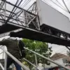 Ilustrasi: Seorang warga berjalan di samping papan reklame di Jalan Gatot Subroto, Kota Bandung, Jumat (15/5)