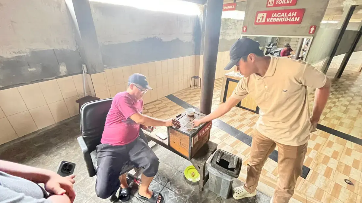 Bisnis Toilet di Jalur Puncak Bogor Ketiban Berkah Libur Panjang, Omzet Bisa Tembus Rp1,5 Juta Sehari. FOTO:
