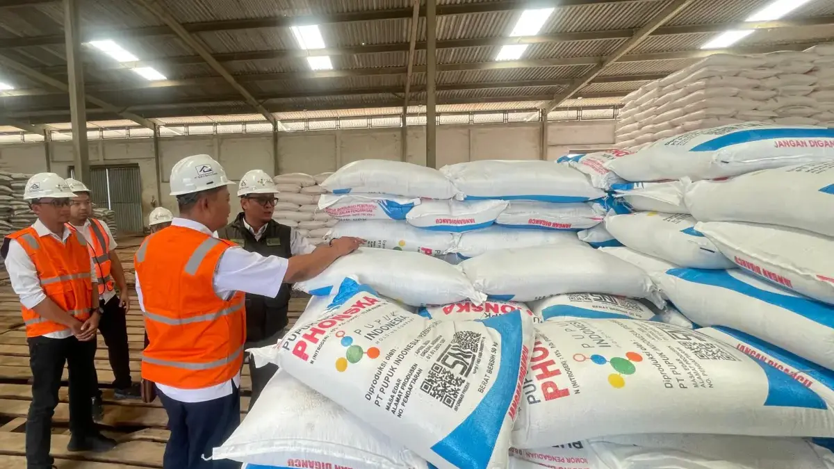 Stok Pupuk di Bandung Dipastikan Aman, Pupuk Indonesia Klaim Distribusi ke Petani Lancar General Manager (GM) Regional 2 PT Pupuk Indonesia (Persero), Muhammad Ihwan F saat meninjau Gudang Pupuk