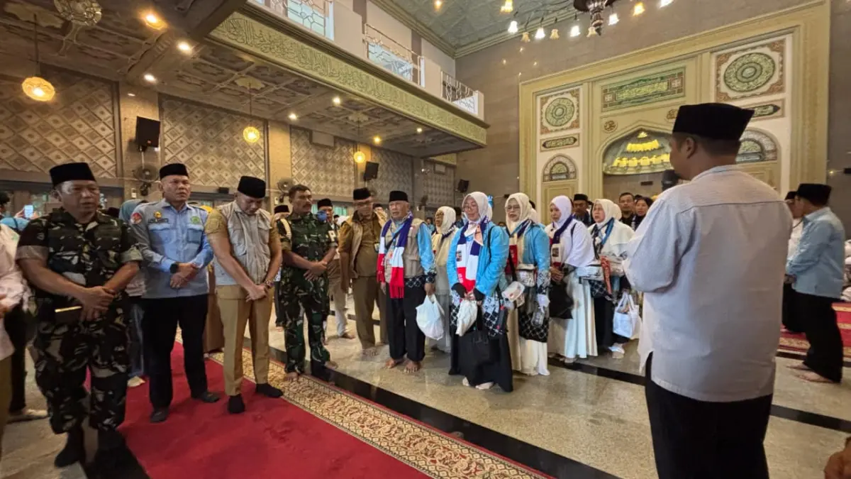 328 Calon Jemaah Haji Kloter 27 JKS Gabungan Bogor Raya dan Karawang Resmi Diberangkatkan 328 calon jemaah haji kloter 27 JKS gabungan Kota Bogor, Kabupaten Bogor, dan Kabupaten Karawang resmi diberan