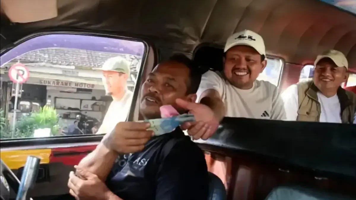 Rabu Ngangkot Sumedang Dinilai Bisa Tekan Dampak Krisis Energi, Pengamat Usul Digratiskan Bagi ASN dan Pelajar Rabu Ngangkot Sumedang Dinilai Bisa Tekan Dampak Krisis Energi, Pengamat Usul Digratiskan Bagi ASN dan Pelajar
