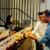 Bupati Ciamis Herdiat Sunarya bersama Wali Kota Banjar Sudarsono memilih minuman kopi dalam peresmian cafe di