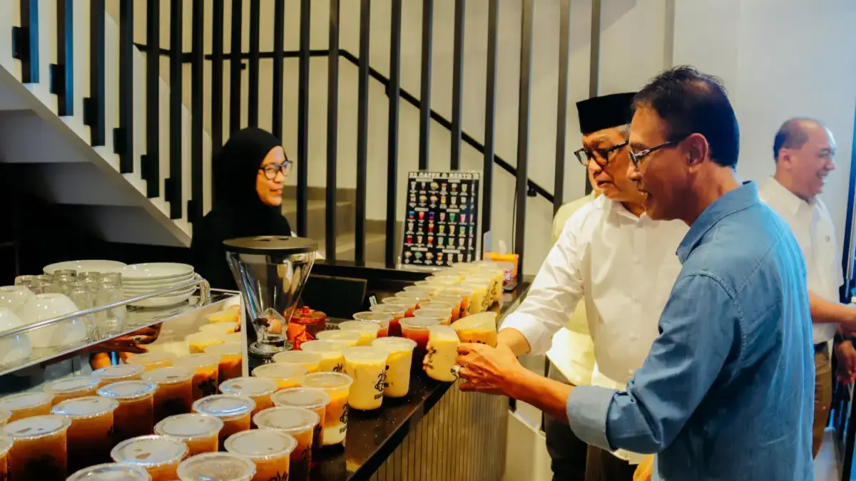 Bupati Ciamis Herdiat Sunarya bersama Wali Kota Banjar Sudarsono memilih minuman kopi dalam peresmian cafe di