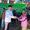 Kapolres Tasikmalaya, AKBP Wahyu Pristha Utama, saat menyerahkan hewan kurban kepada salah satu penerima