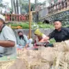 Ramah Lingkungan dan Kearifan Lokal, DPC Gerindra Sumedang Bagikan Daging Kurban Pakai Bongsang