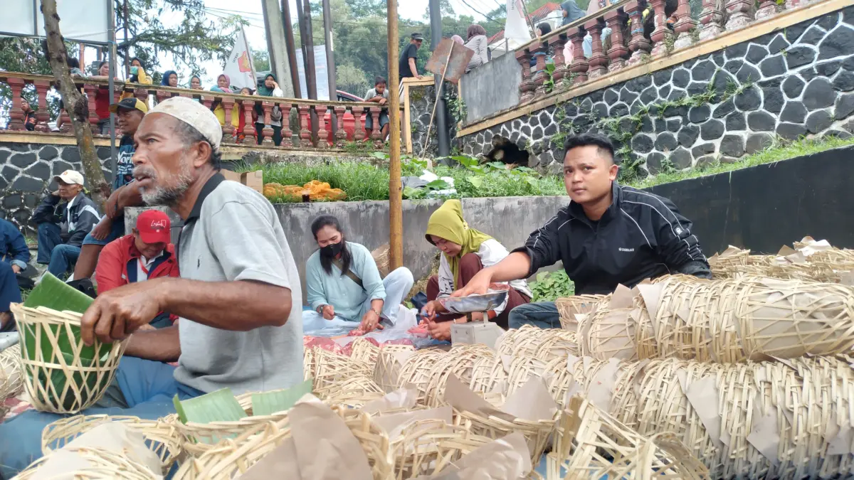 Ramah Lingkungan dan Kearifan Lokal, DPC Gerindra Sumedang Bagikan Daging Kurban Pakai Bongsang