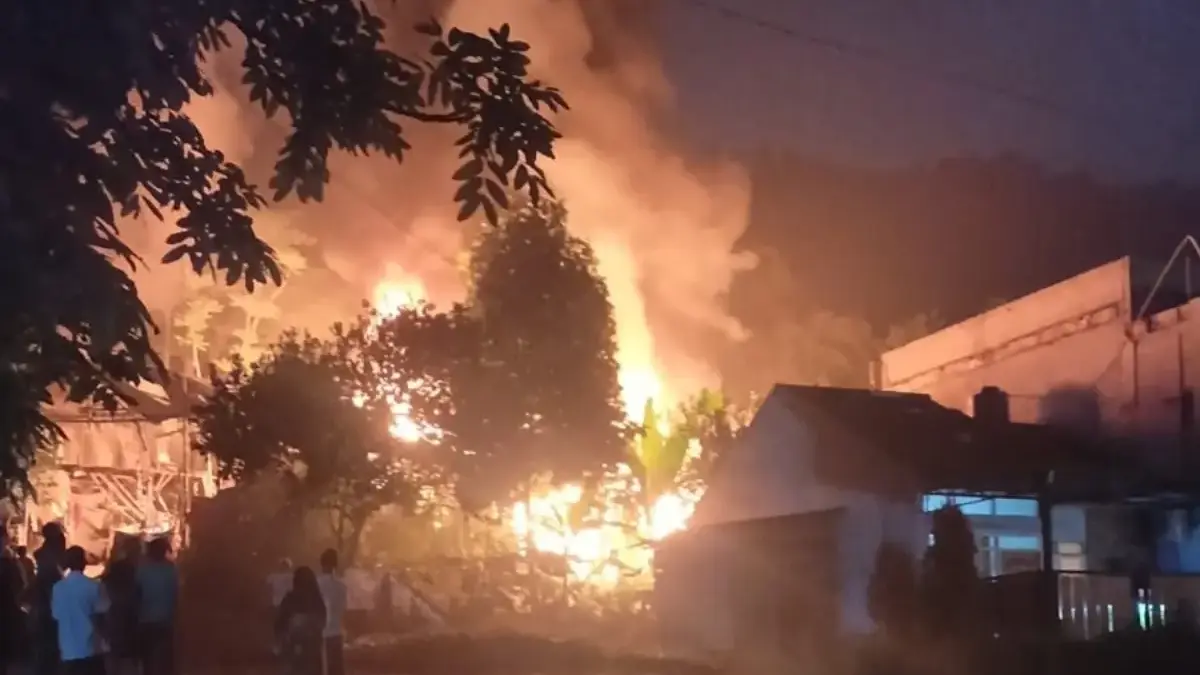 Si Jago Merah Mengamuk di Margaasih, Gudang Rongsok Nyaris Ludes Si Jago Merah Mengamuk di Margaasih, Gudang Rongsok Nyaris Rata dengan Tanah